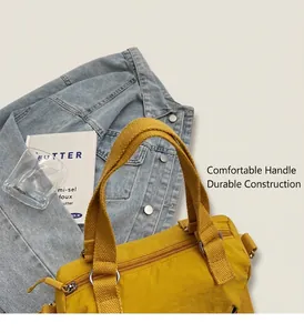 Détail du sac à main en toile jaune avec poignée tissée renforcée et boucles métal