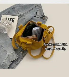 Détail de l'intérieur spacieux d'un sac en toile jaune avec des objets du quotidien
