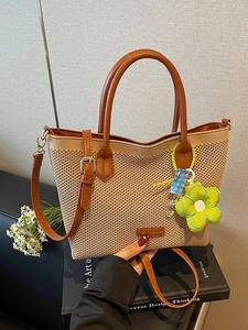 Grand Sac Fourre-tout en Maille Tricotée pour Femmes Bandoulière en Cuir PU Sac à Épaule Ajouré Sac de Navette Mode Avec Pendentif Fleur