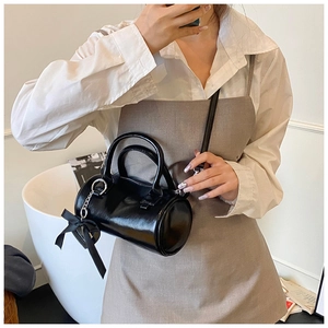 Selfie allo specchio con la borsa a cilindro nera indossata a tracolla trendy
