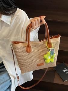 Sac fourre-tout tissé en maille beige avec poignées en cuir marron et breloque fleur