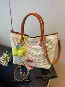 Grand sac fourre-tout tissé beige avec poignées en cuir marron et pendentif fleur