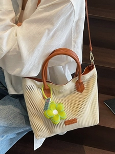 Sac fourre-tout en maille beige avec lanières en cuir marron et breloque fleur