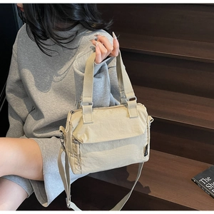 Sac bandoulière en toile beige avec sangle réglable présenté en situation réelle