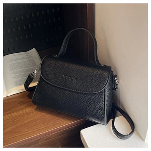 Détail du sac bandoulière noir en cuir PU à motif litchi avec boucle en métal et poignée