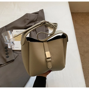 Détail du sac seau vert-gris avec cuir grainé litchi et boucle en métal chic