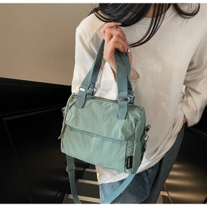 Détails du sac en toile vert menthe avec poignées et bandoulière réglable