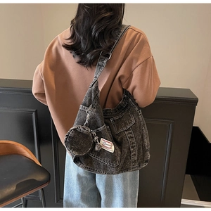 Détail du grand sac cabas en denim noir délavé avec surpiqûres et mini porte-monnaie