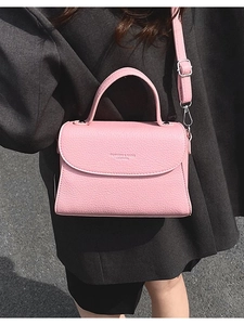 Petit sac carré rose en cuir grainé avec poignée supérieure et bandoulière femme