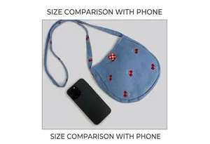 Sac bandoulière en tissu bleu brodé cerise avec téléphone pour comparer la taille