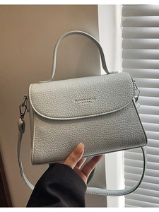 Sac bandoulière en cuir bleu clair à texture litchi avec poignée et rabat