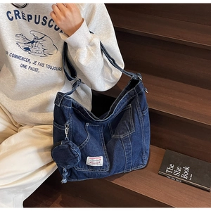 Sac fourre-tout en jean bleu foncé avec surpiqûres blanches et charm porte-monnaie