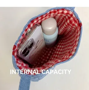 Capacité interne du sac en denim avec doublure à carreaux rouges et rangement mobile