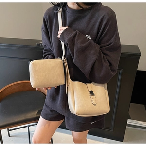 Vue détaillée du sac seau en cuir grainé blanc cassé avec boucle en métal argenté élégante