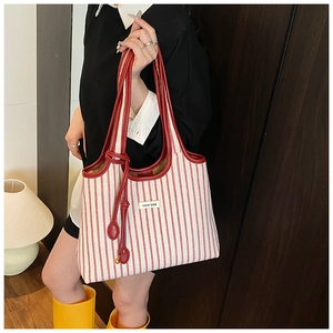 Detailaufnahme der rot-weiß gestreiften Shopper-Tasche mit dunkelroten Henkeln