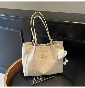 Détails du sac cabas beige avec gaufrage floral et breloque nuage mignonne