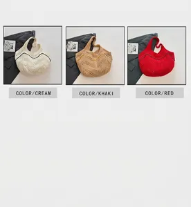 Détail de sacs fourre-tout en maille ajourée couleurs crème, kaki et rouge vif