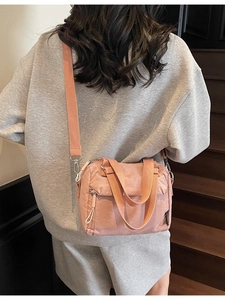Sac bandoulière minimaliste en toile rose corail avec sangle réglable et poignée décontractée