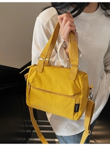 Sac fourre-tout minimaliste en toile jaune avec sangle réglable et fermetures argentées