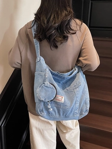 Grand sac cabas en denim délavé avec pochette ronde assortie et bandoulière réglable