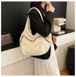 Détail du sac cabas en crochet beige avec rayures noires et bandoulière en maille