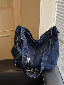 Grand sac cabas en jean bleu marine avec pochette assortie et poche avant décontractée