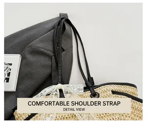 Détail de la texture en paille tressée et attaches de bandoulière en cuir noir chic