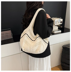 Détail du sac cabas beige crocheté main avec rayures noires et texture en maille douce