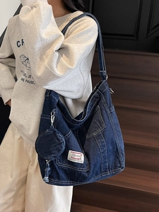 Grand sac cabas en denim bleu foncé avec poche cargo et petit porte-monnaie rond