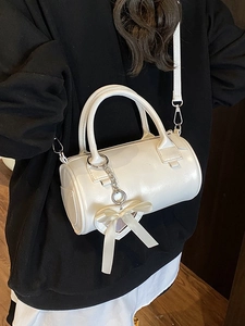 Borsa a cilindro bianca con manici e ciondolo a cuore su felpa con cappuccio nera