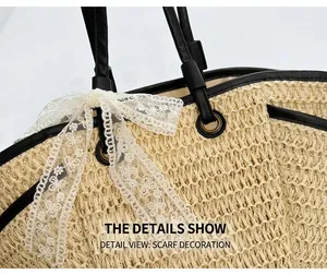 Détail du sac en paille tressée avec un nœud en dentelle blanche et des bordures noires
