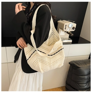 Détail du sac cabas au crochet montrant la maille ajourée et l'accent de rayure noire