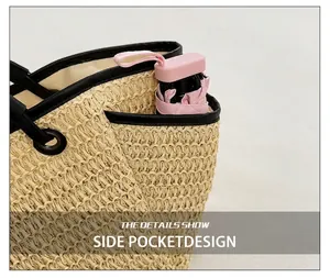 Détail de la poche latérale fonctionnelle d'un sac en paille avec petit parapluie rose