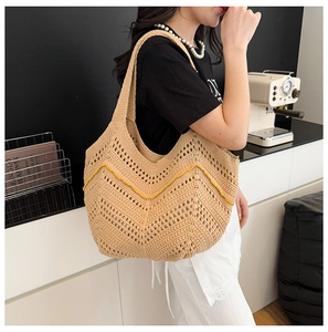 Détail du sac cabas en maille crocheté avec motif ondulé jaune pour les vacances