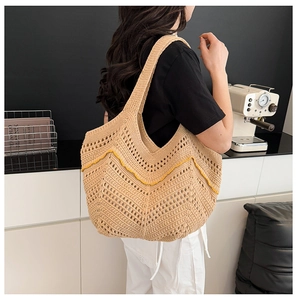 Détail du sac cabas en tricot ajouré fait main avec bordure ondulée jaune et grande taille