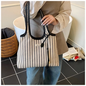 Detailaufnahme der Canvas-Tasche mit schwarzen Streifen und Kunstleder-Ecken