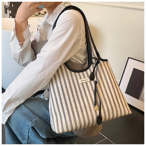 Detailansicht der großen vertikal gestreiften Canvas-Tasche mit schwarzen Quasten