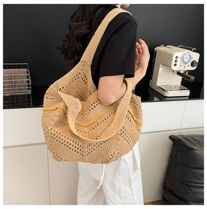 Détail du sac cabas en tricot ajouré avec surpiqûres jaunes sur la bandoulière