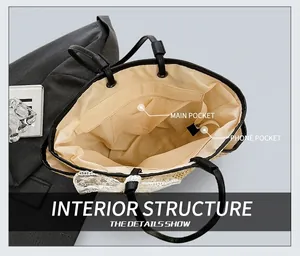 Vue de dessus de l'intérieur du grand sac en paille montrant la poche principale et portable