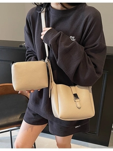 Sac seau chic en cuir litchi beige avec fermoir argenté pour femmes modernes