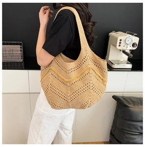 Détail du sac fourre-tout en crochet beige avec motif ondulé jaune et mailles fines