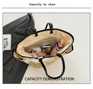 Vue détaillée de l'intérieur spacieux du sac en paille pour les essentiels et ordinateurs