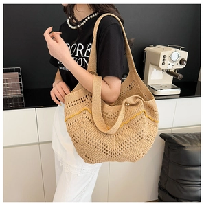 Détail du sac fourre-tout au crochet kaki avec motif ondulé jaune pour style de plage