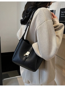 Sac seau minimaliste en cuir noir avec fermoir argenté et poignée pour femme