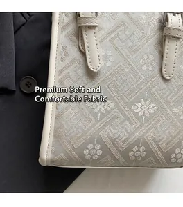Gros plan sur le tissu jacquard à motifs floraux et finitions en cuir crème de luxe