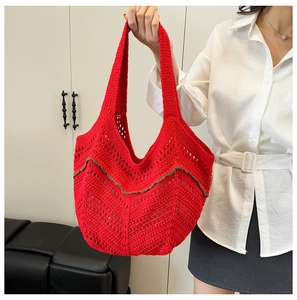 Détail du sac cabas en crochet rouge avec bordure ondulée verte et maille ajourée