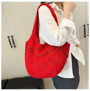 Détail du sac cabas au crochet rouge ajouré avec motif à vagues vertes pour la plage