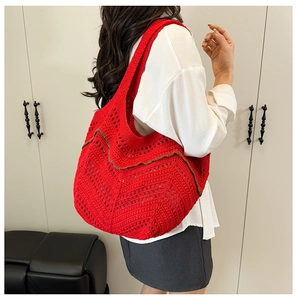Détail du sac cabas en tricot ajouré rouge montrant la bandoulière et le tissage