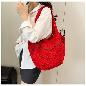 Détail du sac fourre-tout rouge en maille ajourée avec bordure verte sur un mannequin