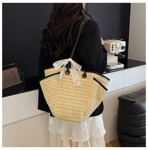 Sac fourre-tout en paille avec nœud en dentelle blanche dans un cadre décontracté